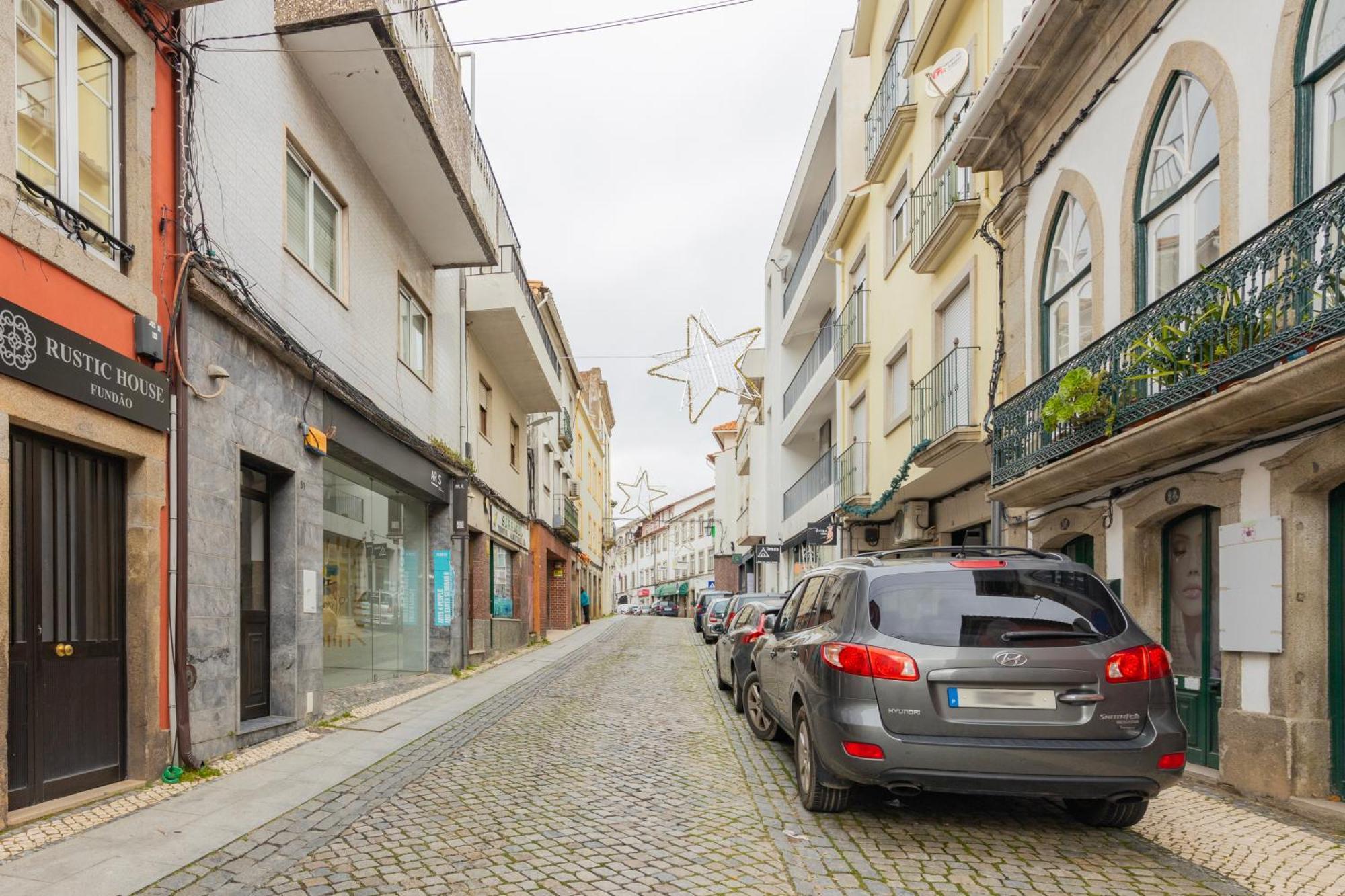 Remodeled Historical Apartment In The City Center Fundao Exterior photo